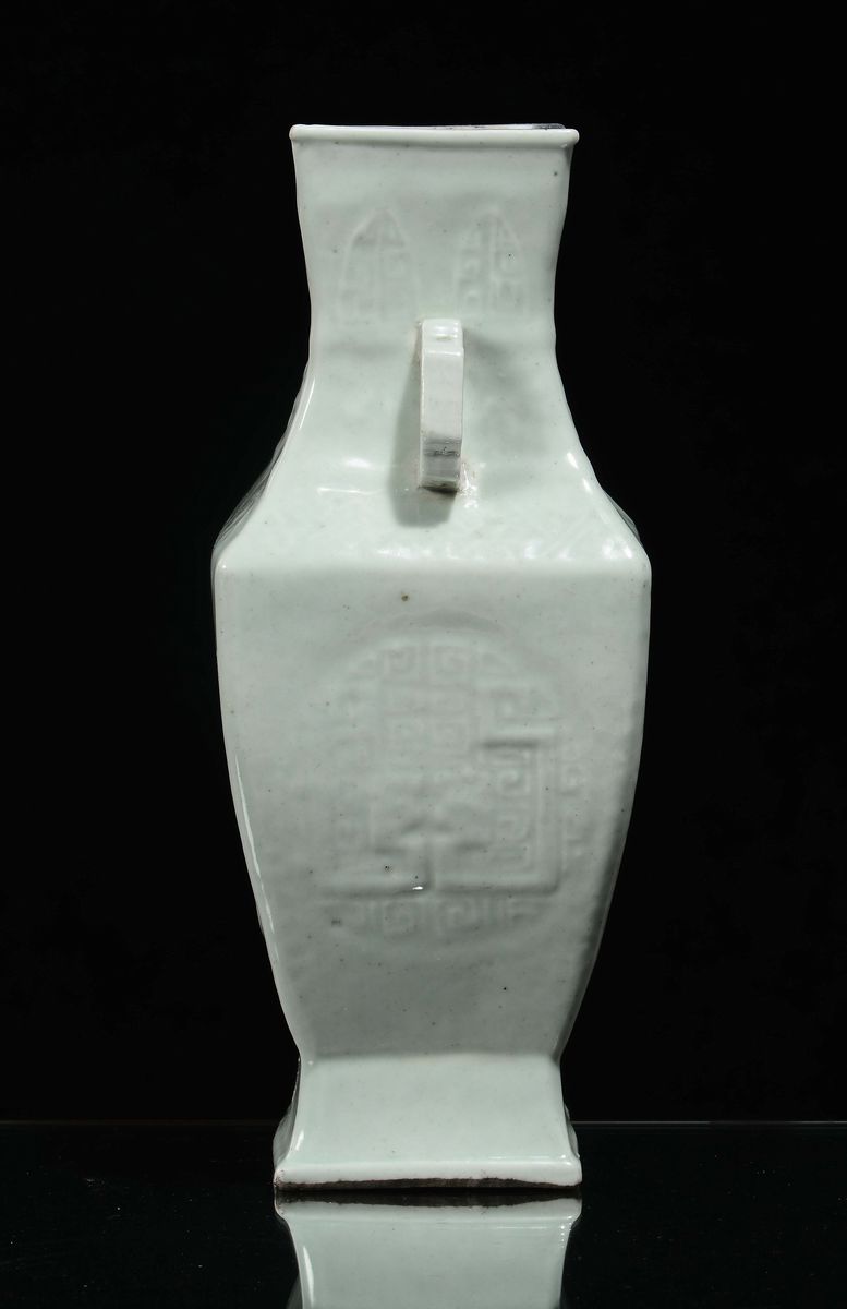 Vaso in Porcellana Celadon a Doppia Ansa con Decoro Arcaico, Cina, Dinastia Qing, XIX Secolo