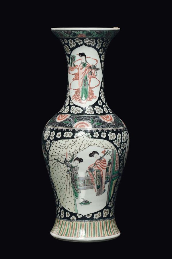 Vaso in porcellana Famiglia Nera con scene di vita orientale, Cina, Dinastia Qing, XIX secolo