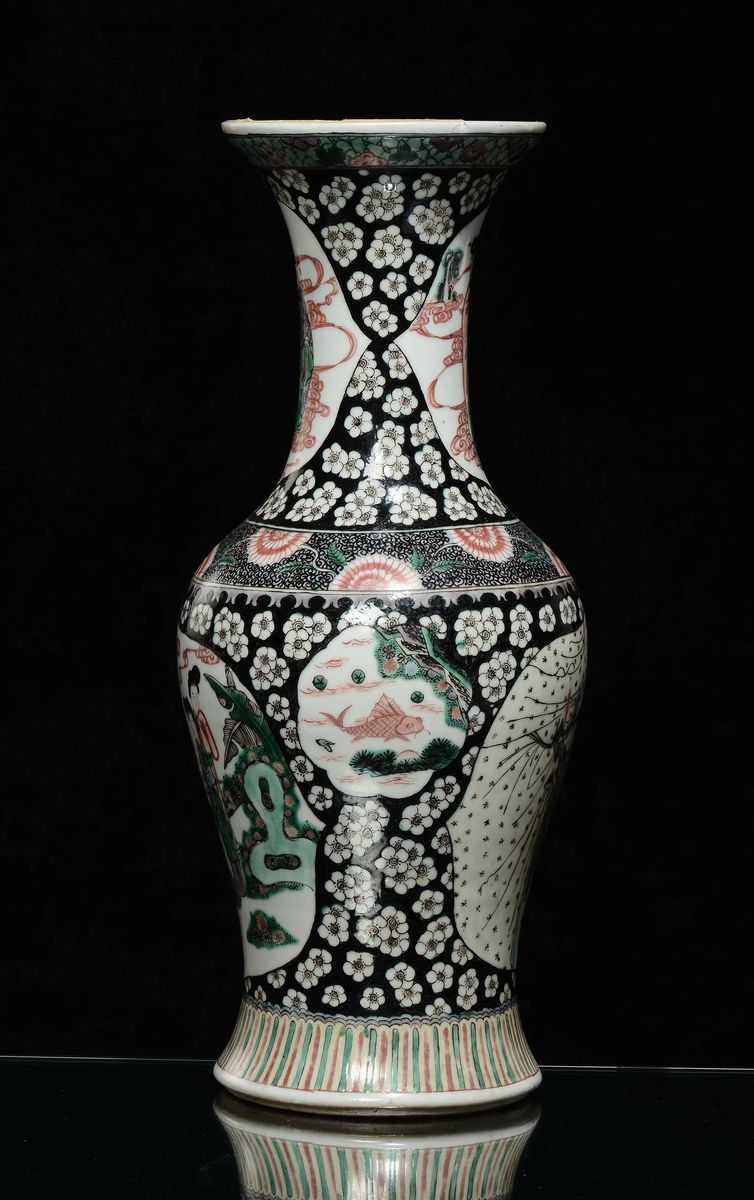 Vaso in Porcellana Famiglia Nera con Scene di Vita Orientale, Cina, Dinastia Qing, XIX Secolo