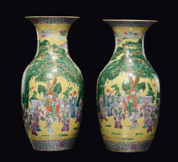 Coppia di vasi in porcellana a fondo giallo con scene di vita di corte, Cina, Dinastia Qing, XIX secolo