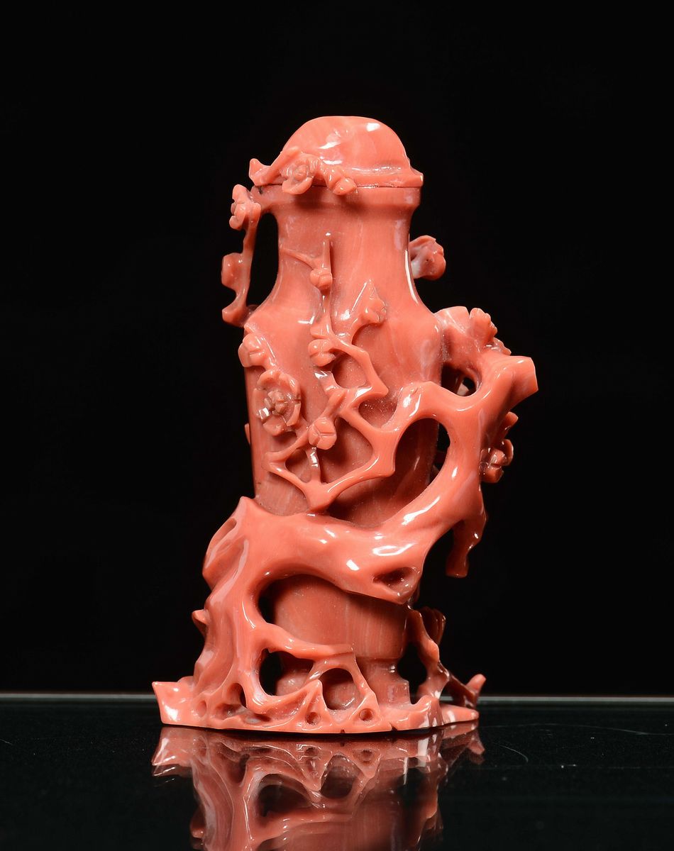 Vasetto in Corallo Rosso con Decori Floreali in Rilievo, Cina, Inizio XX Secolo