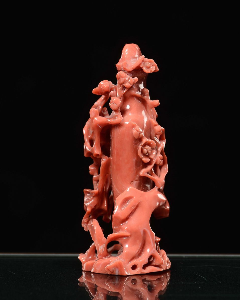 Vasetto in Corallo Rosso con Decori Floreali in Rilievo, Cina, Inizio XX Secolo