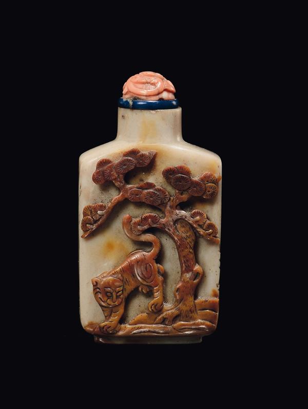 Snuff bottle in giada con raffigurazione di tigre in rilievo con tappo in corallo, Cina, Dinastia Qing, XIX secolo