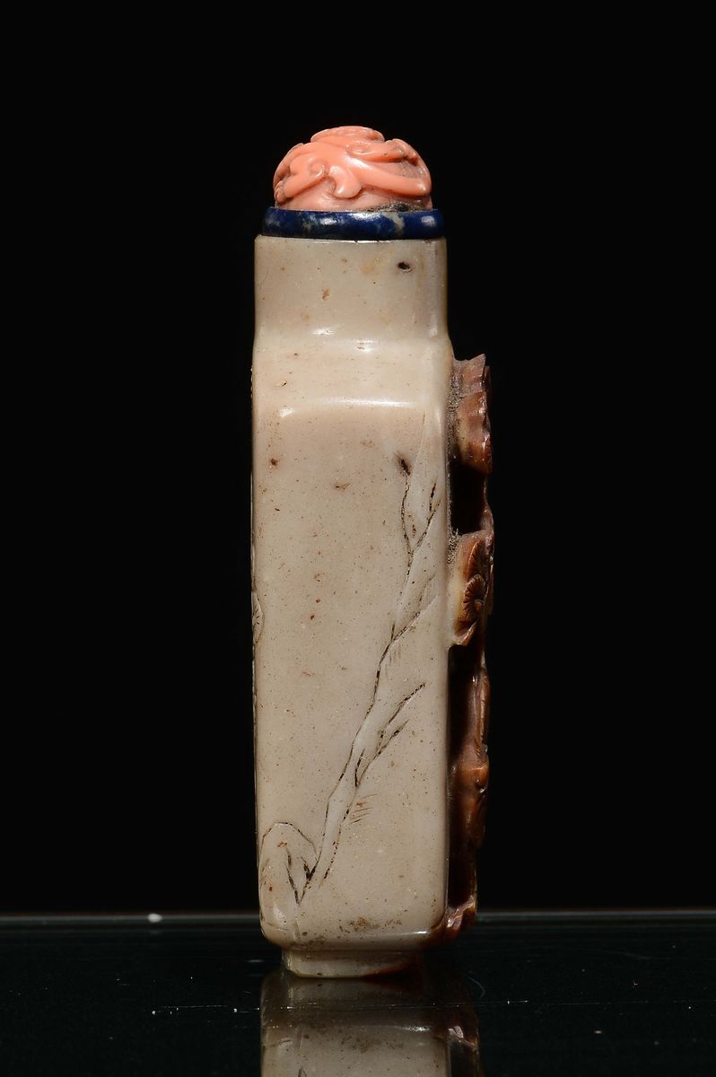 Snuff Bottle in Giada con Raffigurazione di Tigre in Rilievo con Tappo in Corallo, Cina, Dinastia...