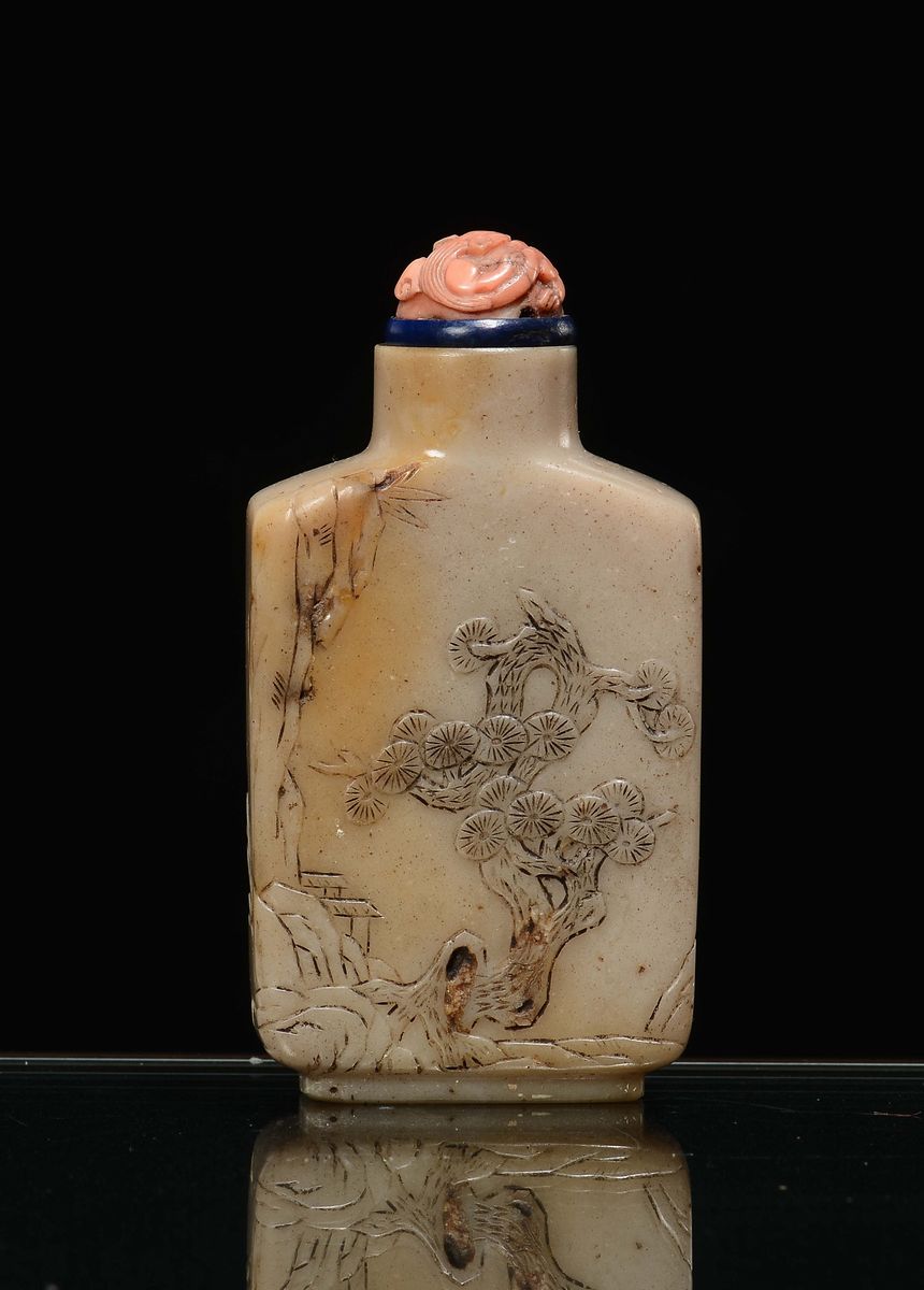 Snuff Bottle in Giada con Raffigurazione di Tigre in Rilievo con Tappo in Corallo, Cina, Dinastia...