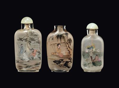 Tre Snuff Bottle in Vetro Dipinto con Scene di Vita Comune, Cina, XX Secolo