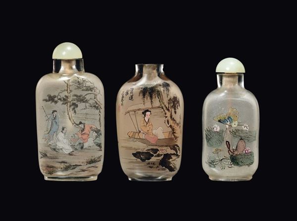 Tre snuff bottle in vetro dipinto con scene di vita comune, Cina, XX secolo