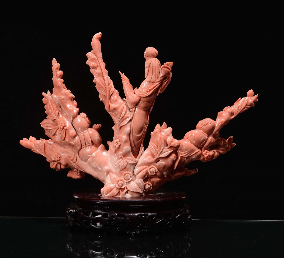 Scultura in Corallo Rosso con Guanyin e Fanciulli, Cina, Dinastia Qing, Fine XIX Secolo