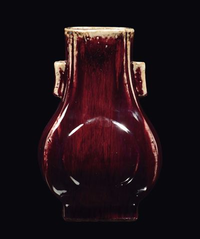 Vaso in Porcellana a Doppia Ansa con Decoro Flambè sui Toni del Rosso, Cina, Dinastia Qing, Fine ...