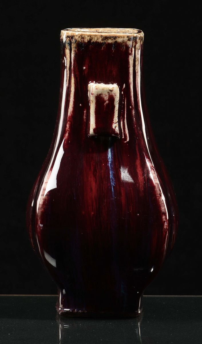 Vaso in Porcellana a Doppia Ansa con Decoro Flambè sui Toni del Rosso, Cina, Dinastia Qing, Fine ...