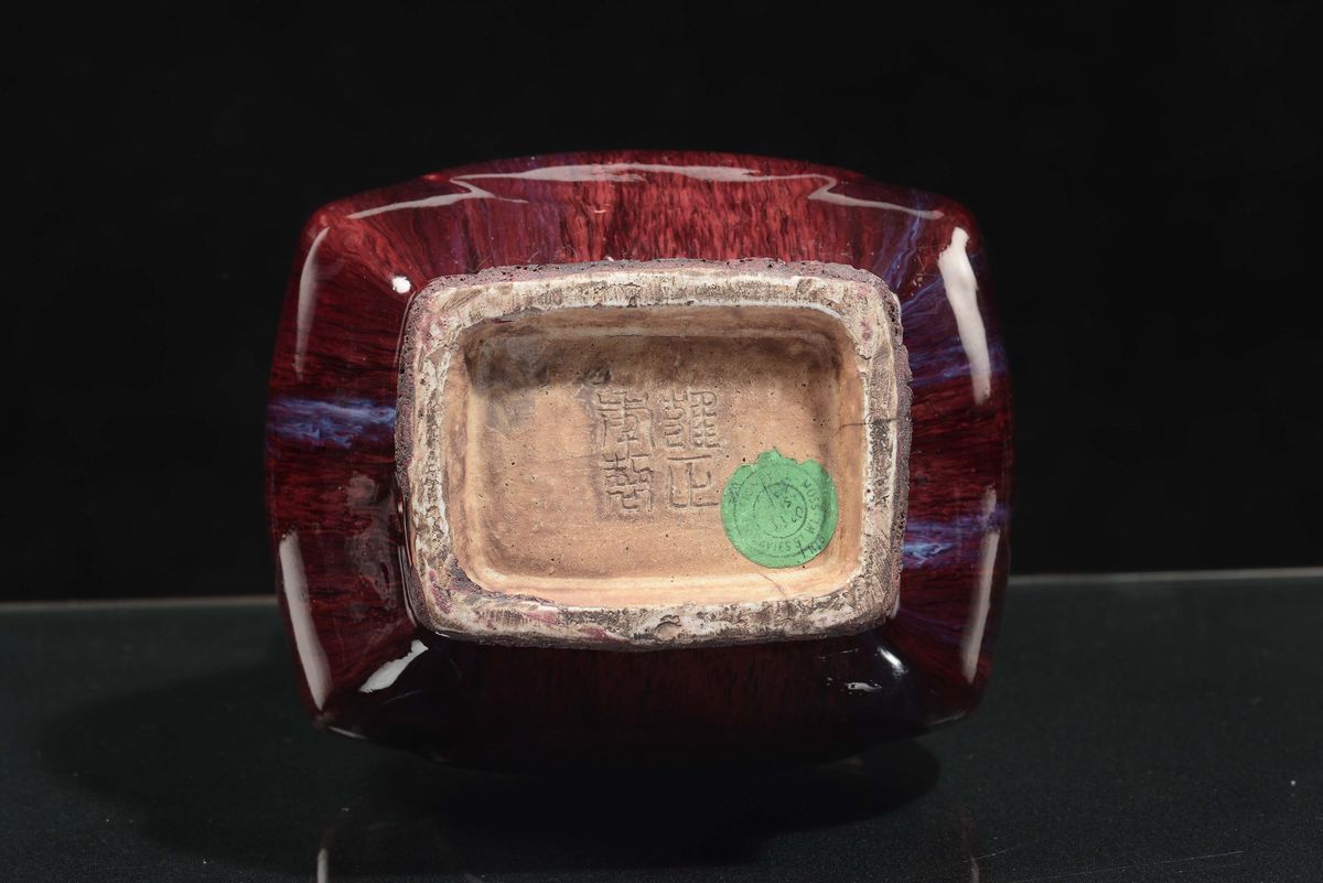 Vaso in Porcellana a Doppia Ansa con Decoro Flambè sui Toni del Rosso, Cina, Dinastia Qing, Fine ...