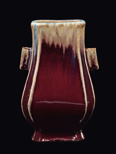 Vaso in Porcellana a Doppia Ansa con Decoro Flambè sui Toni del Bodeaux, Cina, Dinastia Qing, Fin...