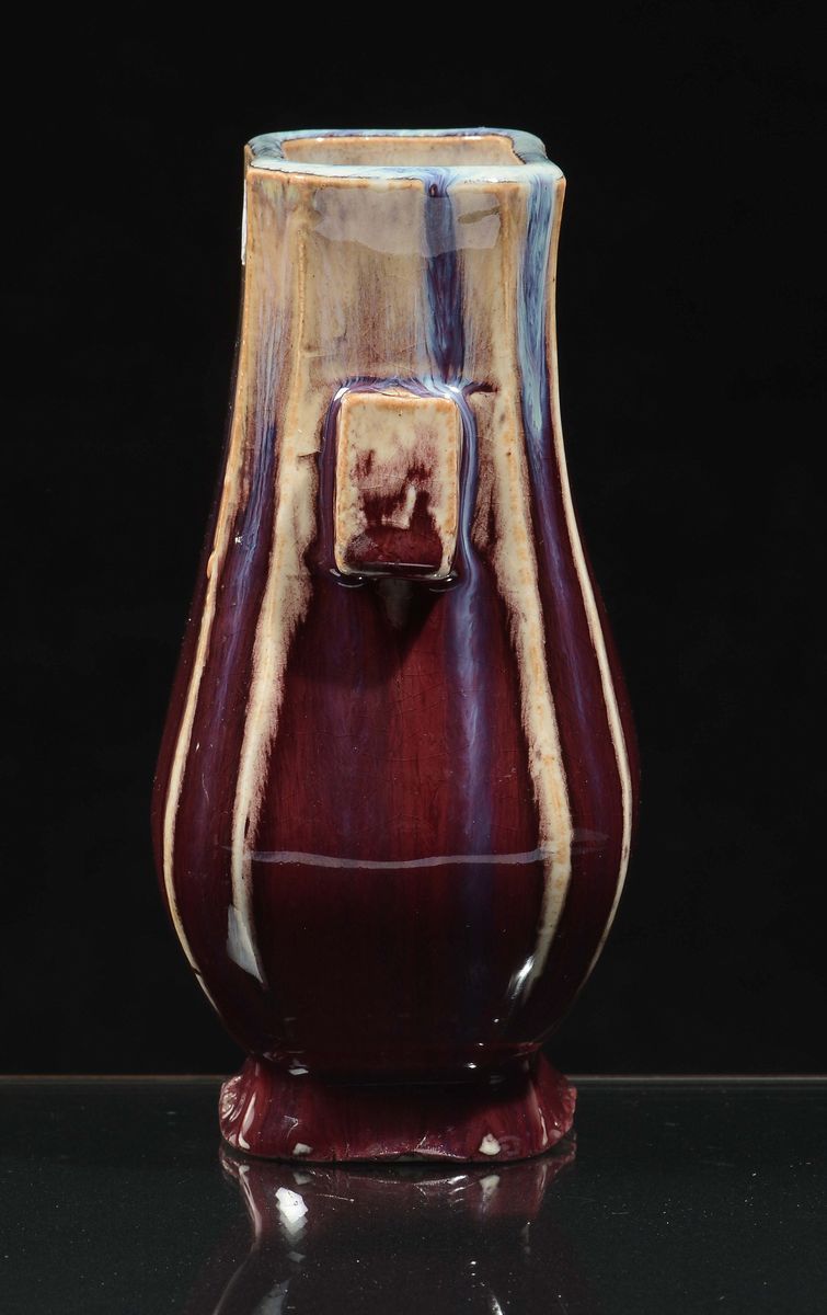 Vaso in Porcellana a Doppia Ansa con Decoro Flambè sui Toni del Bodeaux, Cina, Dinastia Qing, Fin...