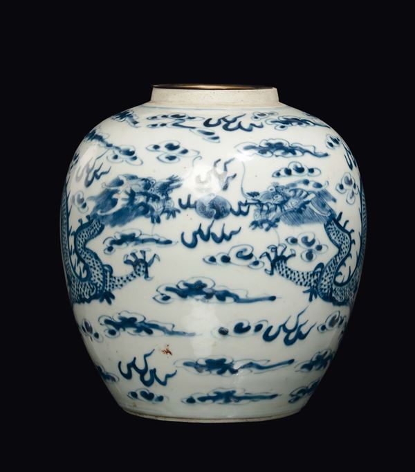Potiches in porcellana bianca e blu con raffigurazioni di draghi, Cina, inizio XX secolo