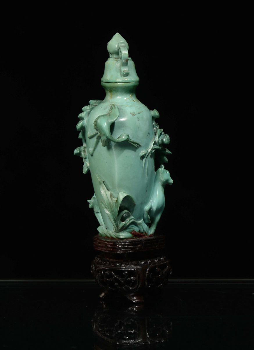 Vasetto Scolpito in Turchese con Cervo in Rilievo, Cina, Dinastia Qing, XIX Secolo