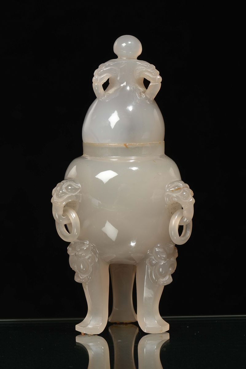 Vasetto Tripode in Agata Bianca con Coperchio, Cina, Dinastia Qing, Fine XIX Secolo
