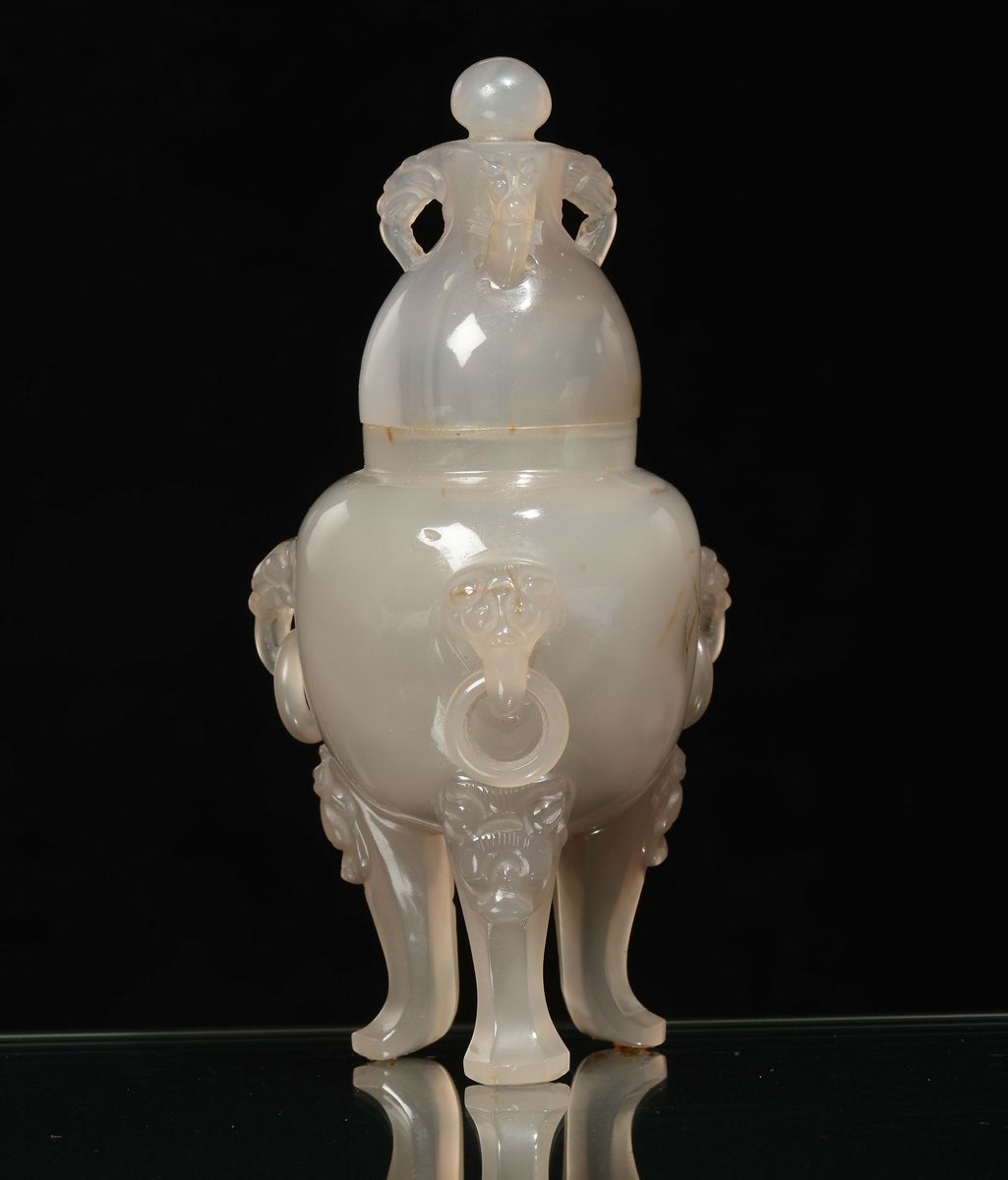 Vasetto Tripode in Agata Bianca con Coperchio, Cina, Dinastia Qing, Fine XIX Secolo