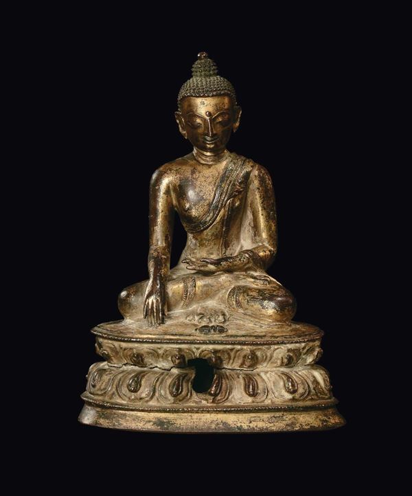 Scultura di Sakyamuni in bronzo dorato, Cina, Dinastia Ming, XVII secolo