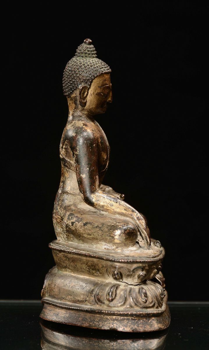 Scultura di Sakyamuni in Bronzo Dorato, Cina, Dinastia Ming, XVII Secolo