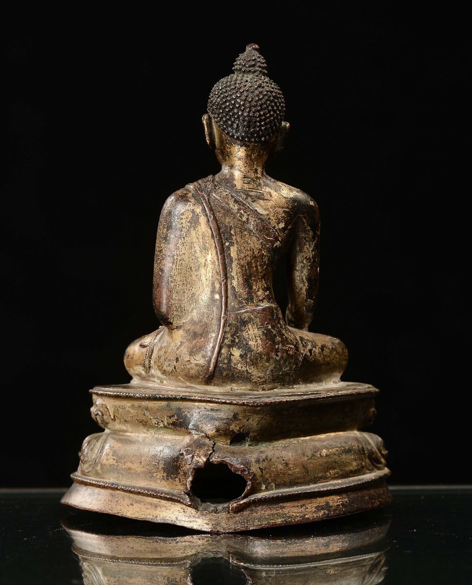 Scultura di Sakyamuni in Bronzo Dorato, Cina, Dinastia Ming, XVII Secolo