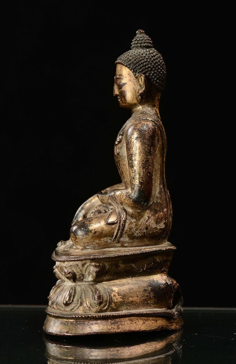 Scultura di Sakyamuni in Bronzo Dorato, Cina, Dinastia Ming, XVII Secolo