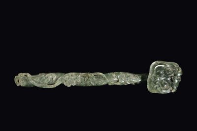 Ruyi in Giadeite Verde con Inclusioni di Bianco, Cina, Dinastia Qing, Inizio XX Secolo