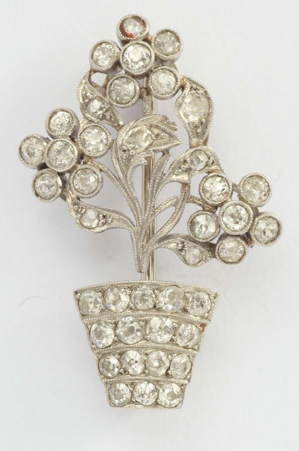 Spilla raffigurante un vaso di fiori con diamanti taglio huit - huit