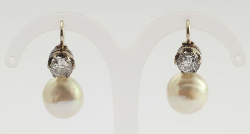 Pariglia di perle naturali di acqua salata con diamanti di vecchio taglio  - Asta Fine Jewels - I - Cambi Casa d'Aste