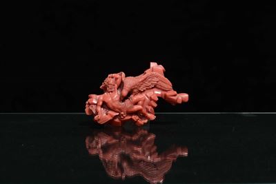 Scultura in Corallo Raffigurante Prometeo Incatenato, Cina, Dinastia Qing, Inizio XX Secolo