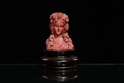 Busto di Donna con Grappoli D'uva tra i Capelli Scolpito in Corallo, Cina, Dinastia Qing, Inizio ...
