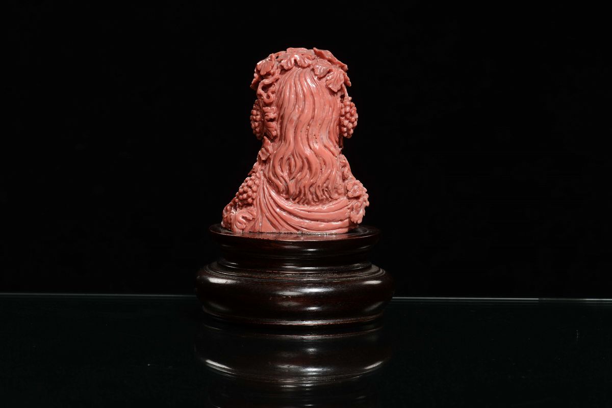 Busto di Donna con Grappoli D'uva tra i Capelli Scolpito in Corallo, Cina, Dinastia Qing, Inizio ...