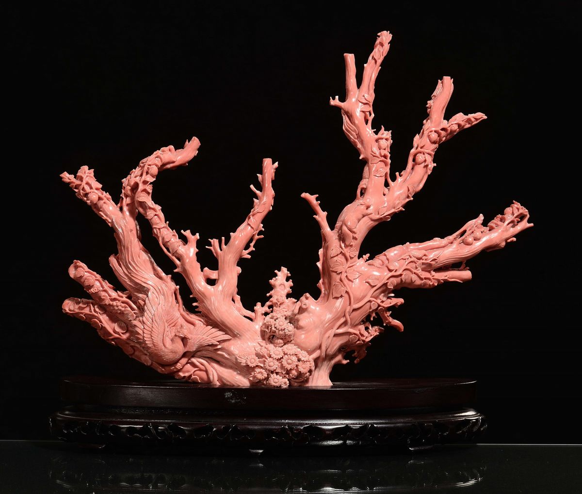 Grande Gruppo in Corallo con Tre Guanyin Scolpite, Cina, Dinastia Qing, Fine XIX Secolo