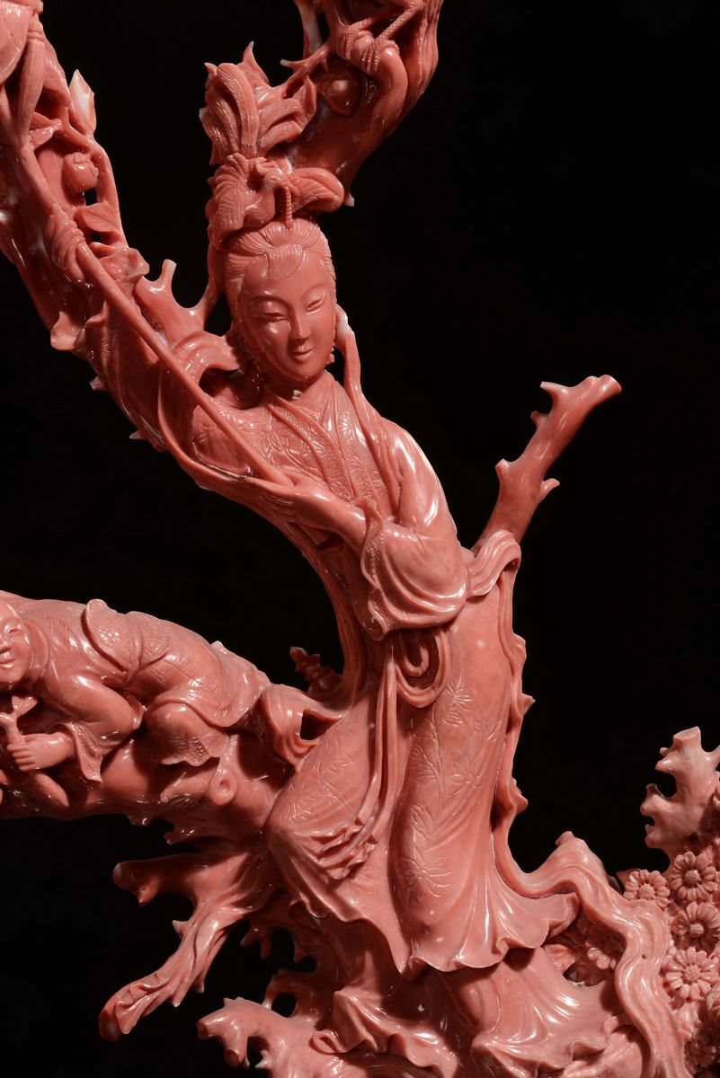 Grande Gruppo in Corallo con Tre Guanyin Scolpite, Cina, Dinastia Qing, Fine XIX Secolo