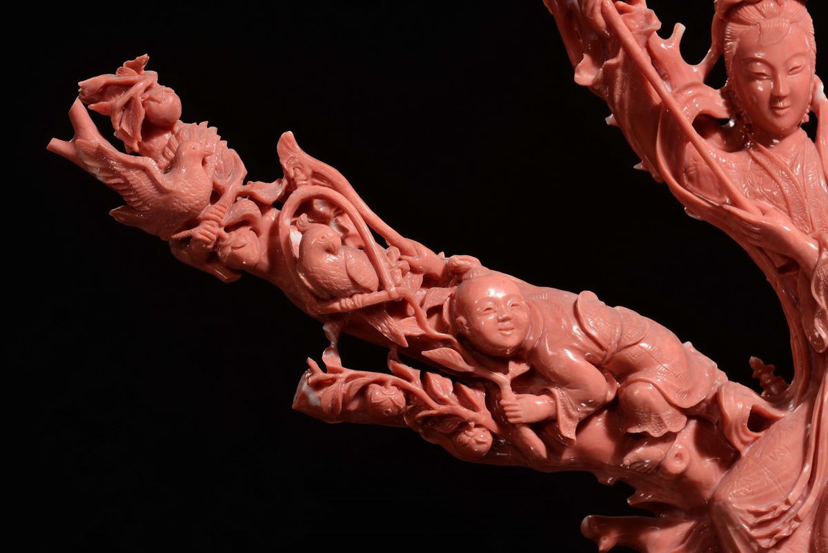 Grande Gruppo in Corallo con Tre Guanyin Scolpite, Cina, Dinastia Qing, Fine XIX Secolo