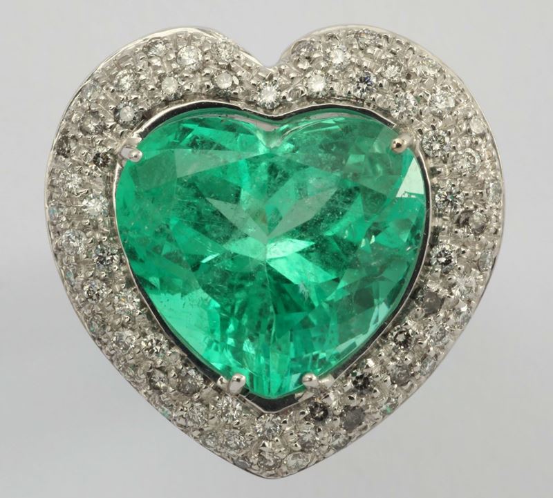 Anello con smeraldo taglio cuore ct 13 circa e diamanti a contorno  - Asta Fine Jewels - I - Cambi Casa d'Aste