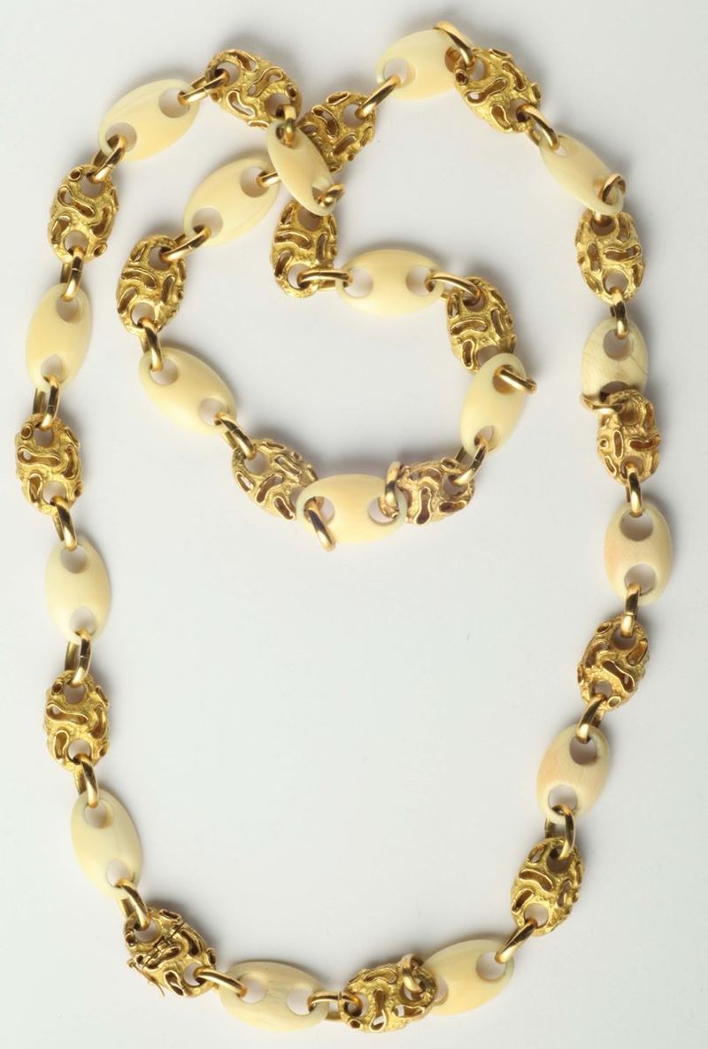 Collana in oro giallo lavorato ed inserti a forma di maglia marinara  - Asta Fine Jewels - I - Cambi Casa d'Aste