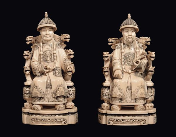 Coppia di sculture in avorio di Imperatori in trono, Cina, inizio XX secolo