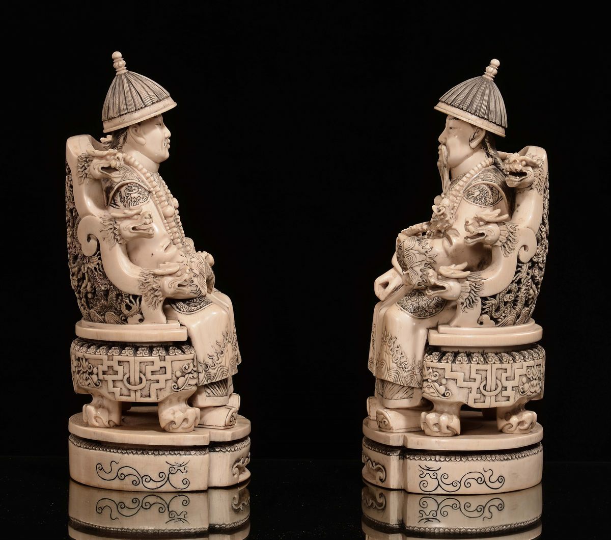Coppia di Sculture in Avorio di Imperatori in Trono, Cina, Inizio XX Secolo
