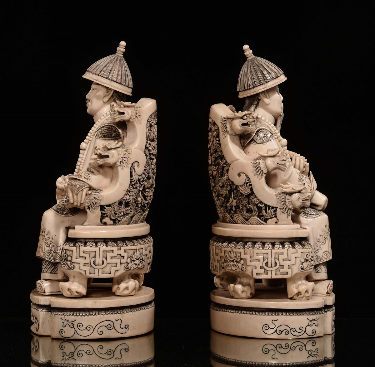 Coppia di Sculture in Avorio di Imperatori in Trono, Cina, Inizio XX Secolo
