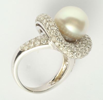 Anello con Perla Australiana e Pavé di Diamanti