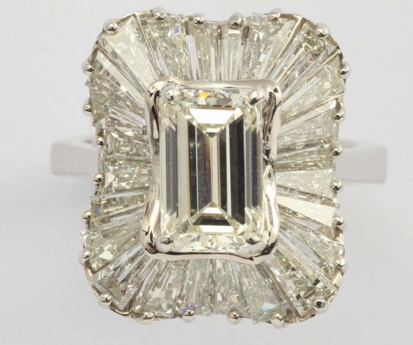 A diamond ring. The rectangular step-cut diamond, weighing ct 2,00 circa