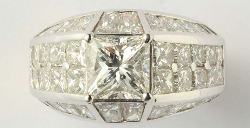 Anello con diamante taglio princess di ct 1,72 e diamanti a contorno  - Asta Fine Jewels - I - Cambi Casa d'Aste