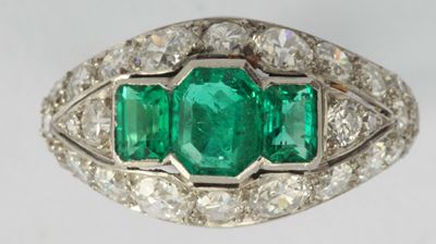 Anello con Tre Smeraldi Colombiani e Diamanti a Contorno