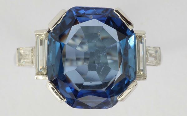 Anello con zaffiro Sri Lanka di ct 7,41 e diamanti taglio baguette