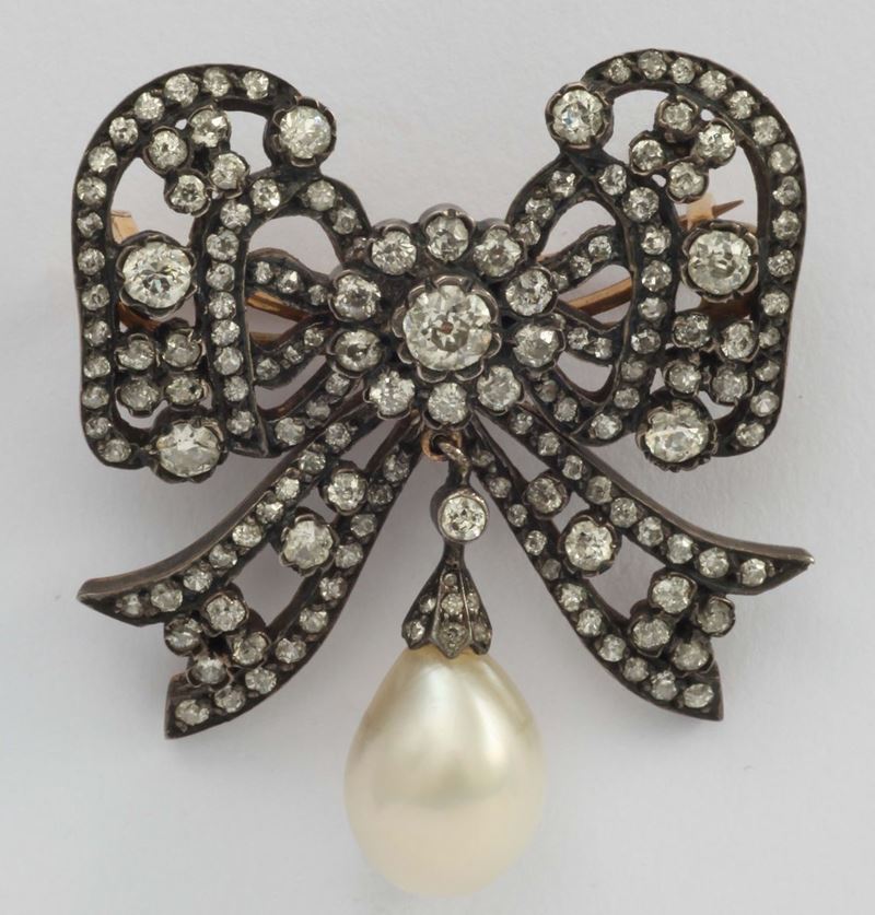 Spilla “fiocco” con perla naturale e diamanti di vecchio taglio  - Asta Fine Jewels - I - Cambi Casa d'Aste