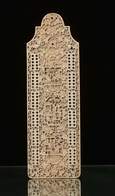 Placca in Avorio Scolpito con Personaggi, Canton, Cina, Dinastia Qing, Fine XIX Secolo