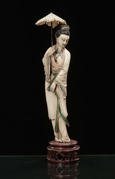 Guanyin con Ombrellino Scolpita in Avorio, Cina, Dinastia Qing, XIX Secolo