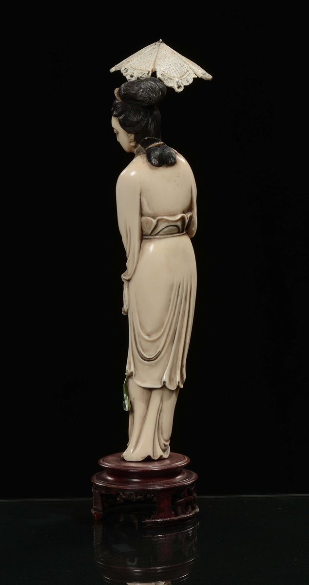 Guanyin con Ombrellino Scolpita in Avorio, Cina, Dinastia Qing, XIX Secolo