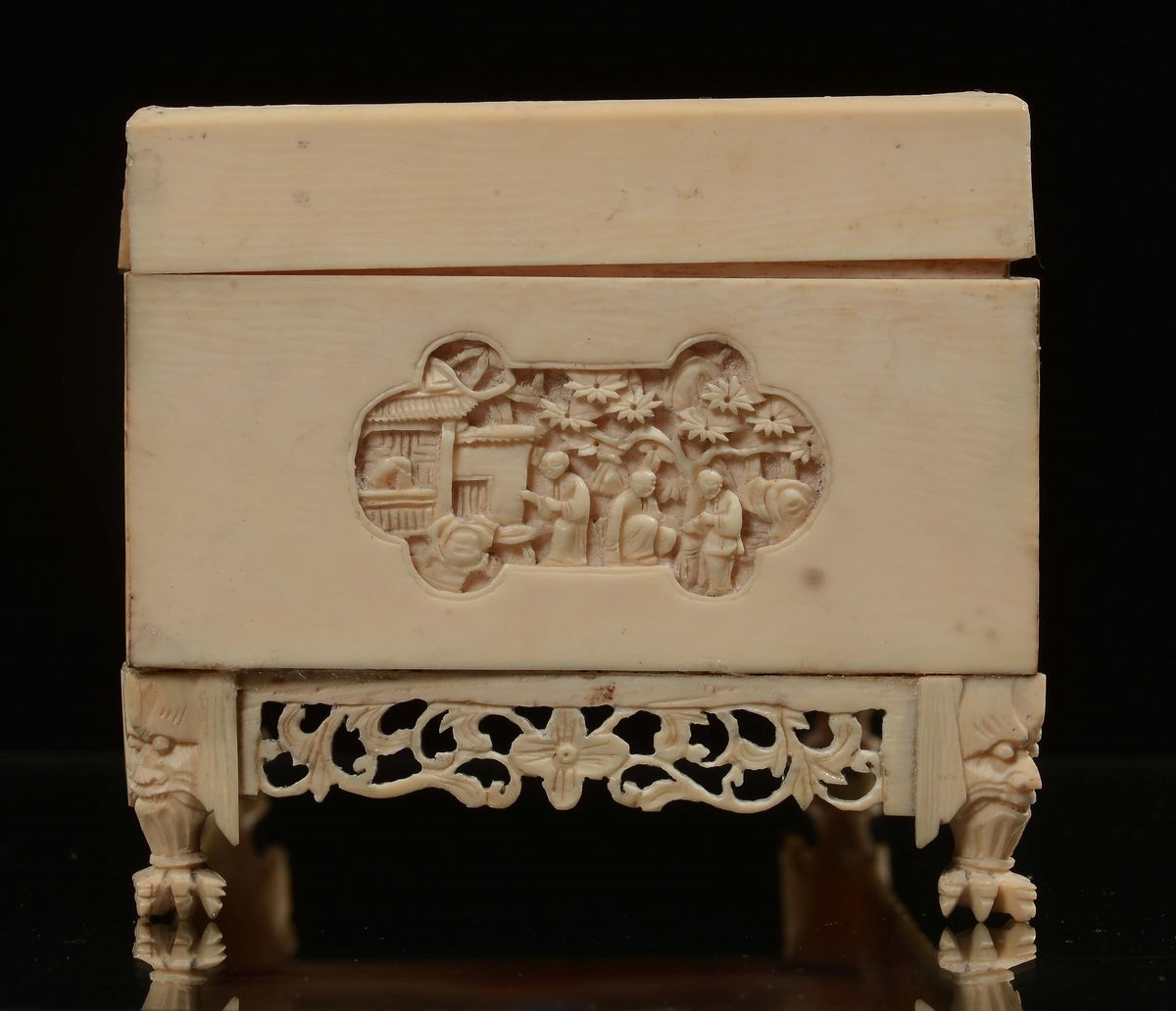 Scatola in Avorio Scolpito con Scene di Vita Comune, Cina, Inizio XX Secolo