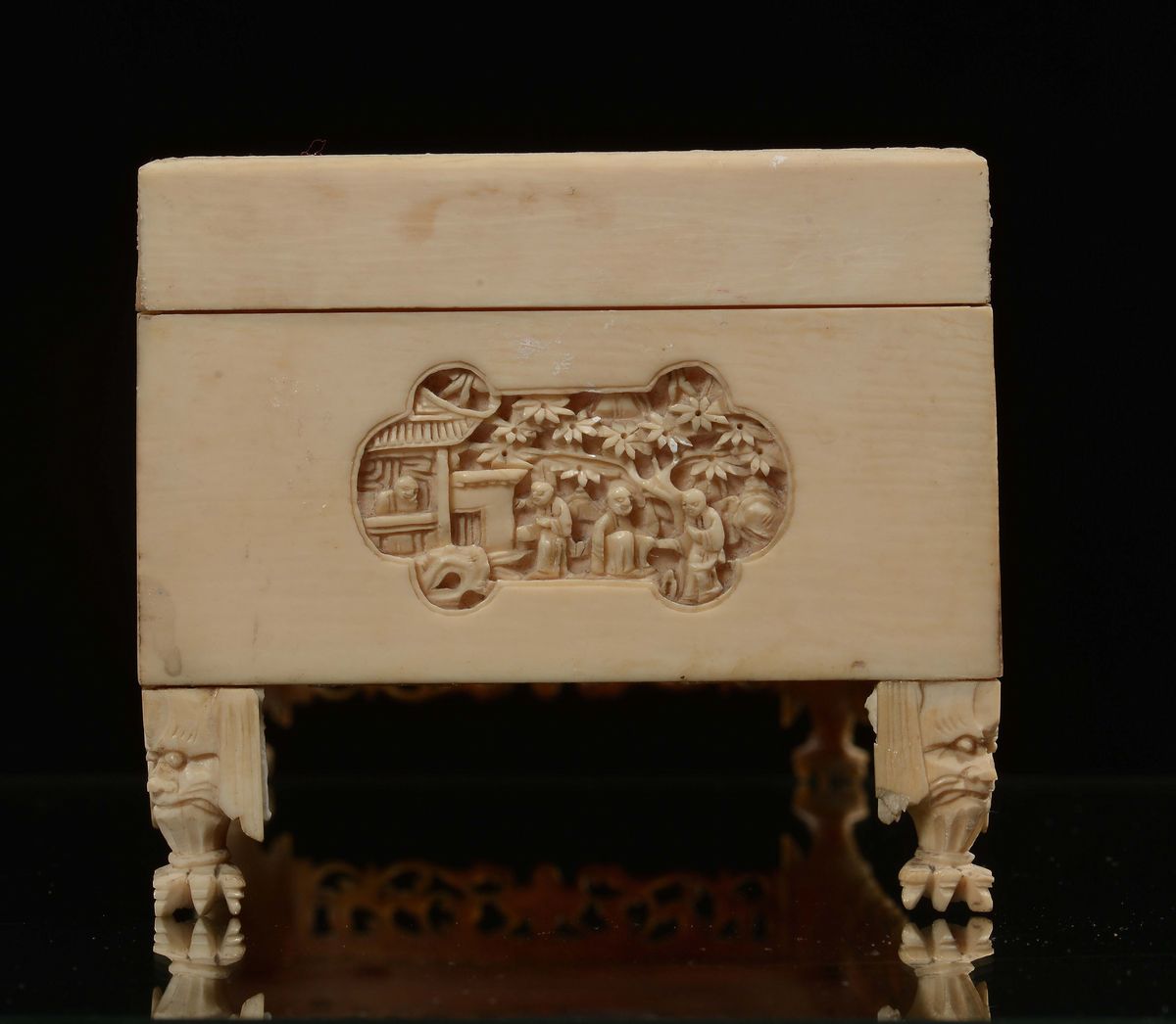 Scatola in Avorio Scolpito con Scene di Vita Comune, Cina, Inizio XX Secolo